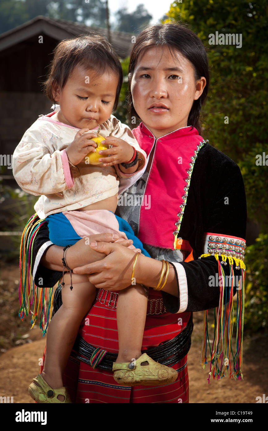 palong-hill-tribes-woman-hold-she-s-daughter-ban-deng-chiang-dao